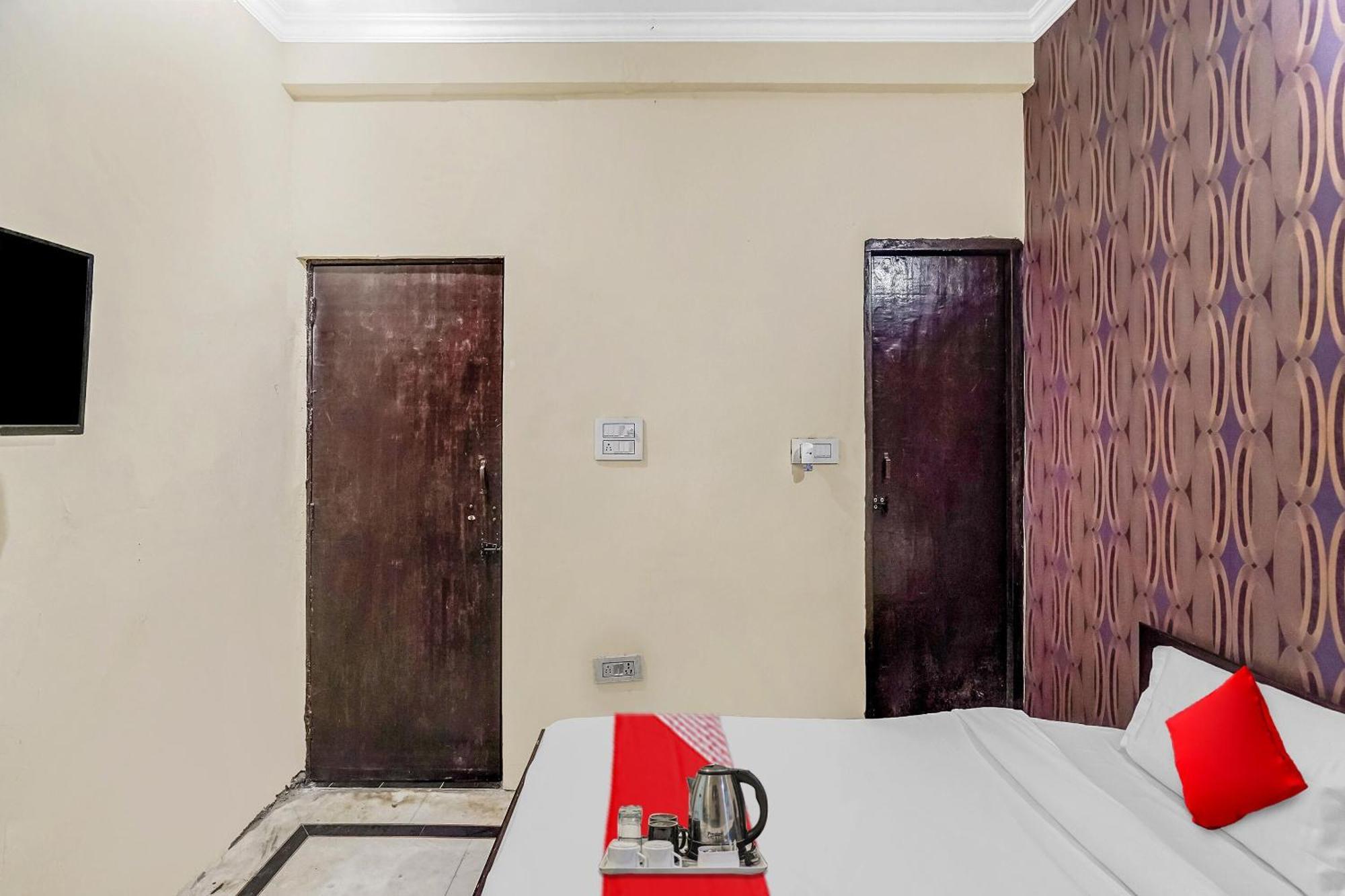 Oyo Flagship 70209 Alpha One Hotel Greater Noida Kültér fotó